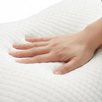 Main pressant la mousse a memoire de forme de l oreiller Nudrea